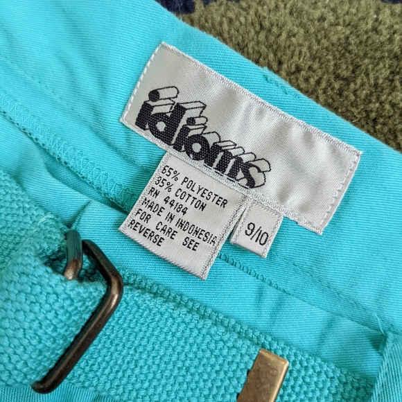 Vintage turquoise pleated shorts with belt and button accents - Picture 3 of 6
